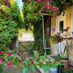 Einfamilienhaus mit 128 m² Wohnfläche zzgl. 41 m² Einliegerwohnung! Kamin! Großer Garten mit Teich!