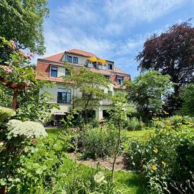 Bezugsfrei! Lichtdurchflutete 3-Zimmer-Wohnung mit gartenseitigem Balkon! Prestigelage!