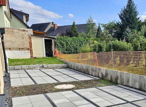 Terrasse mit Blick auf den Garten