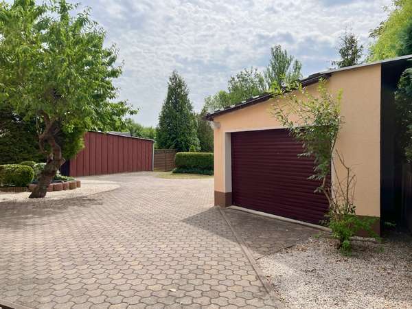 Garage und Hof