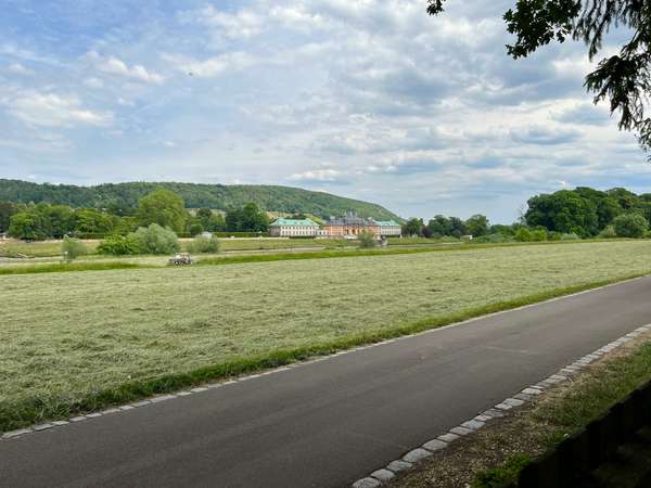 Elberadweg und Schloß Pillnitz